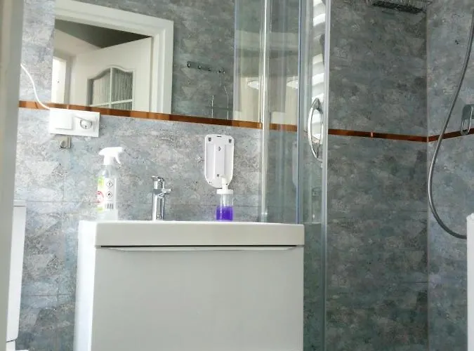 Tulip - 6 Ze Wspolna Lazienka I Kuchnia ホステル